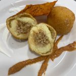 Bomba de patata con bolognesa, salsa brava y alioli