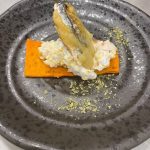 Crespillo con ensaladilla y boquerones orly