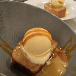 Puding cremoso de dátiles con helado de mascarpone y miel con baño de toffee